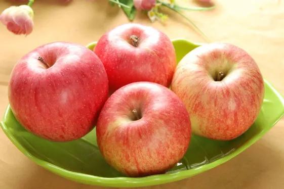 为什么苹果表面好的里面发黑,为什么苹果表面油油的