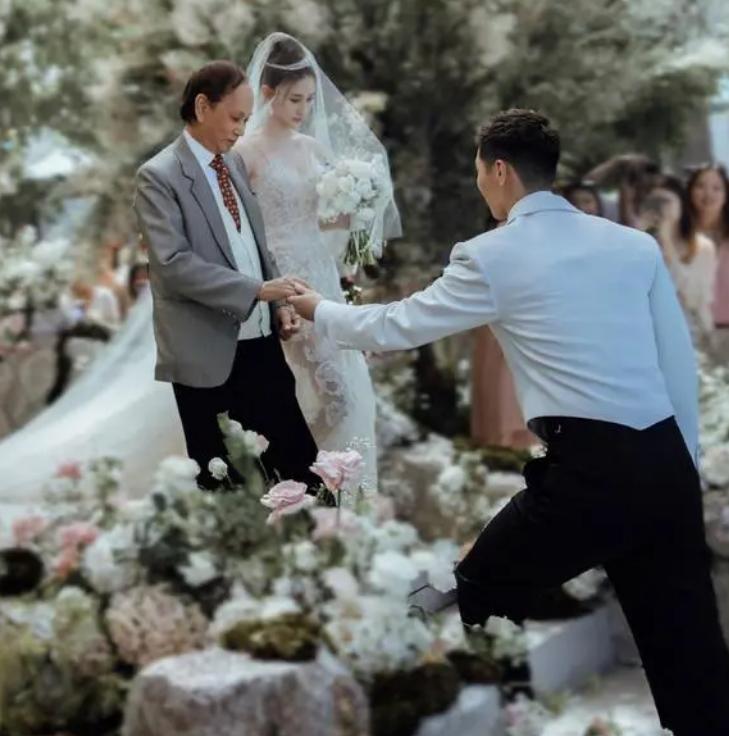 赌王多壕？1个摆件就是何超莲1场婚礼，大厅如同博物馆，龙椅亮了