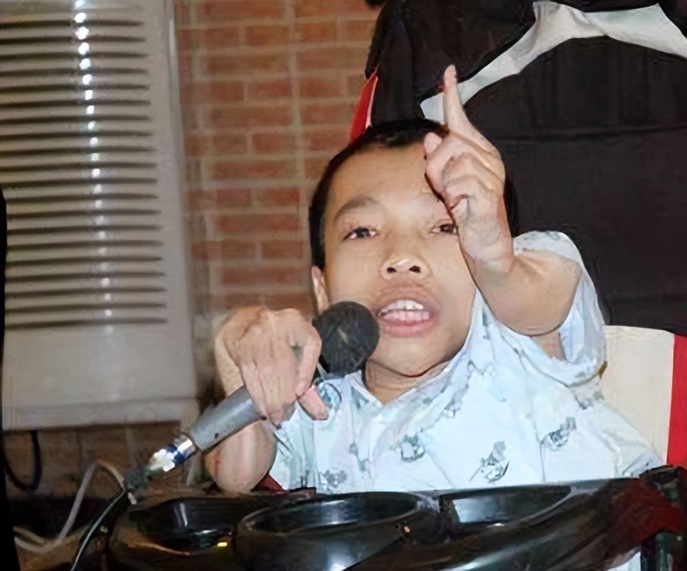 他身高不到1米，却能和1米7美娇妻生孩子，孩子到底是他的吗？