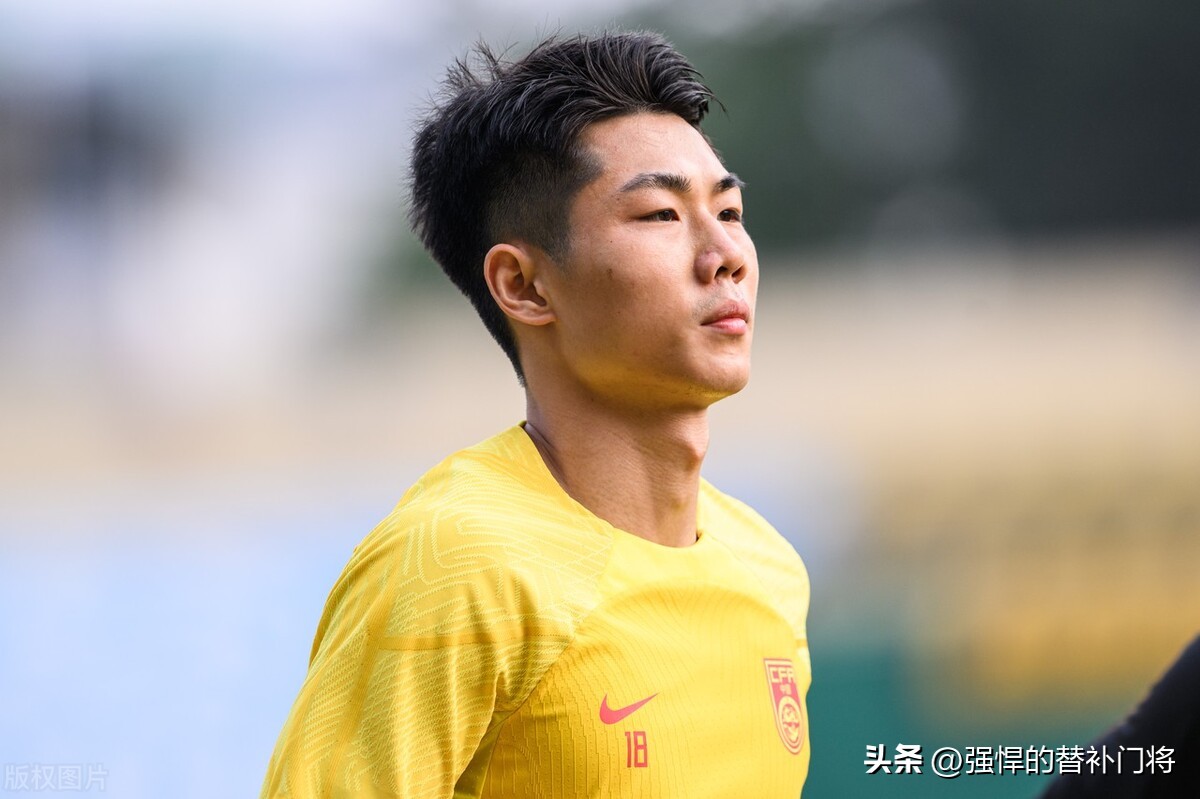 国足后防线迎来新高塔！1米89中卫首秀惊艳，3项数据全场最佳