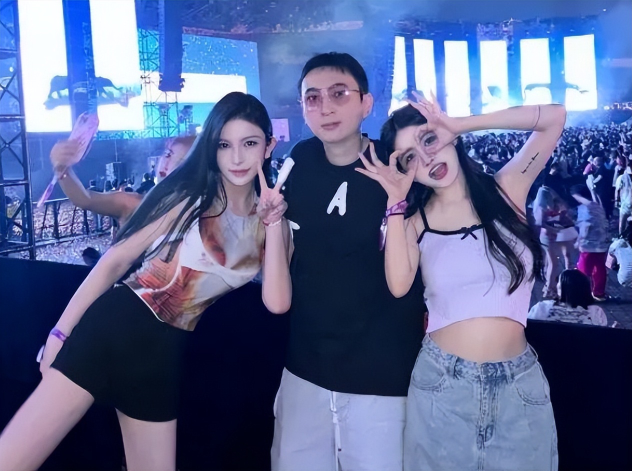 王思聪携四位女友高调逛街,王思聪新女友晒照大秀身材