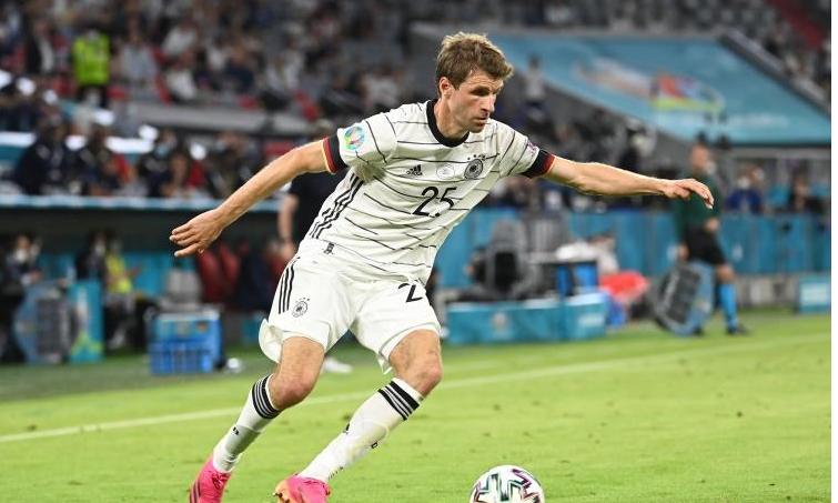 2大火爆脾气名宿唇枪舌剑；穆勒是否打替补，能不能征召胡梅尔斯