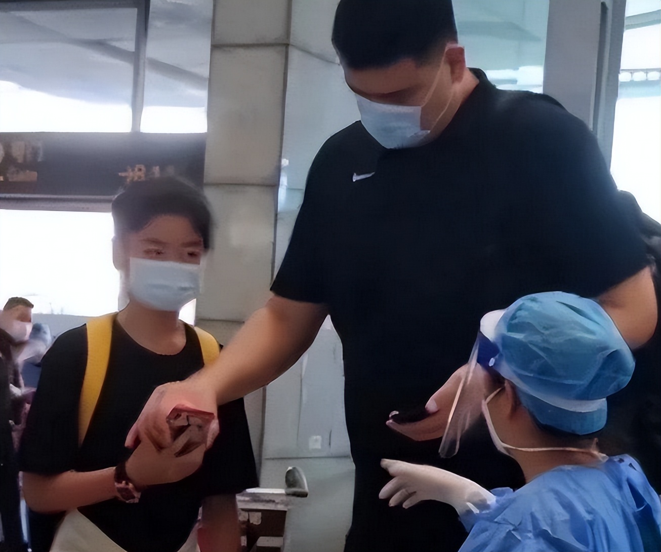 姚明叶莉两人今年多少岁,姚明携手叶莉罕见现身