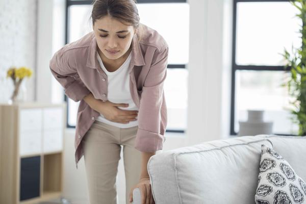 舌头两边有齿痕这说明什么病情,舌苔厚腻有齿痕看中医挂什么科