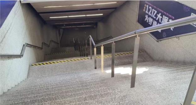 长寿路站3号口：爬不动的66级台阶，网友避雷哀嚎