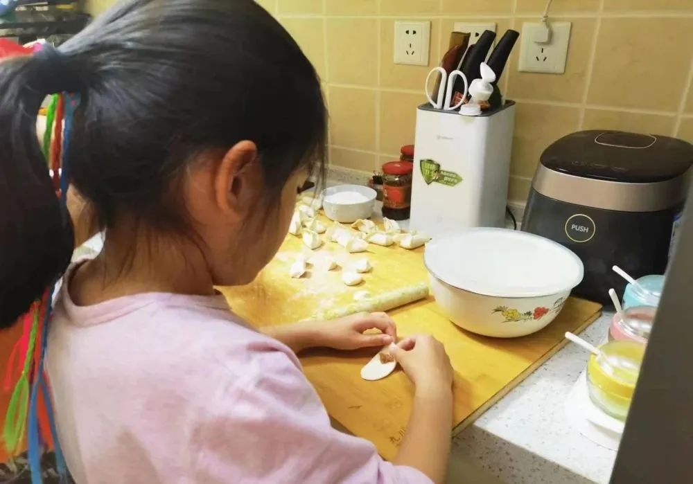 睦邻创意齐动手饺子遇上世界杯——乐真校区手工劳动课太受欢迎