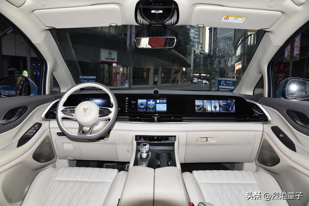 拥有一台明星保姆车是什么体验?答案全在岚图梦想家里