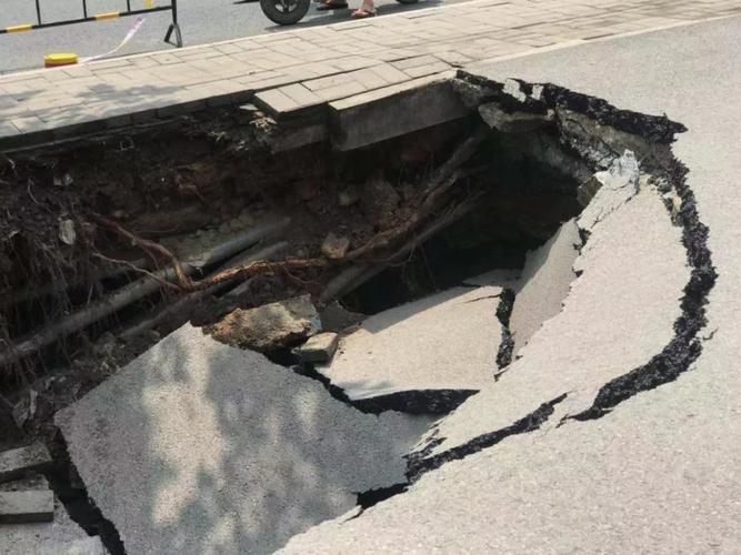 淄博村庄田地惊现地面塌陷，专家说出原因，到底可信不？