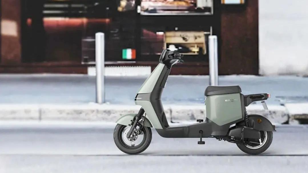 雅迪和爱玛电动车哪个更耐用,爱玛mixsq-6020旗舰版和雅迪极光4.0