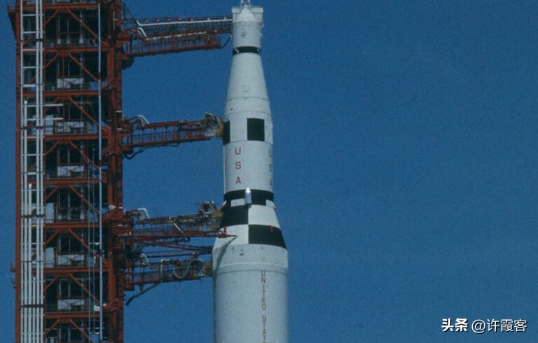 九死一生的阿波罗登月计划，实验中死亡三人，阿姆斯特朗差点牺牲