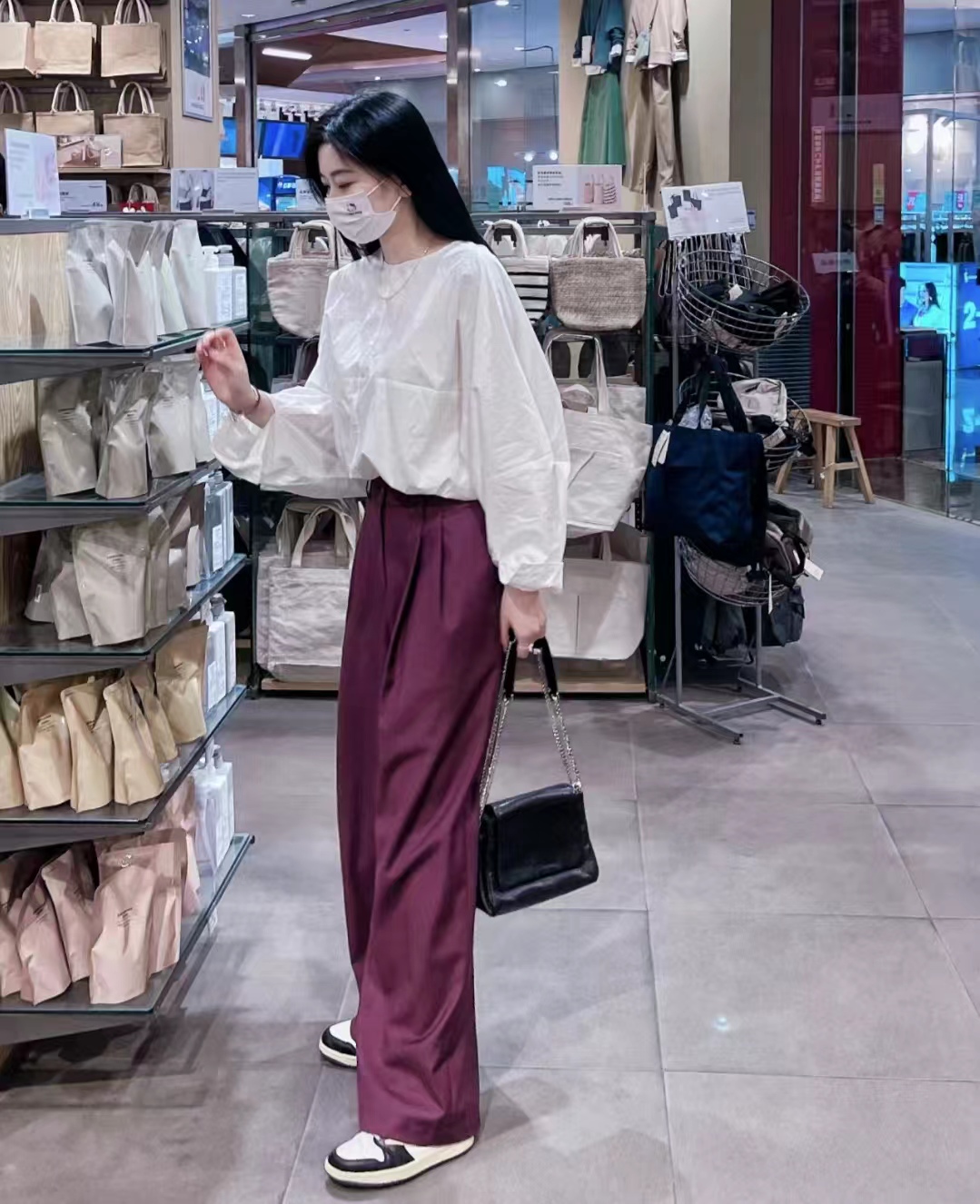 有垂感的灰裤子怎么搭配,有垂感的灰色裤子怎样搭配