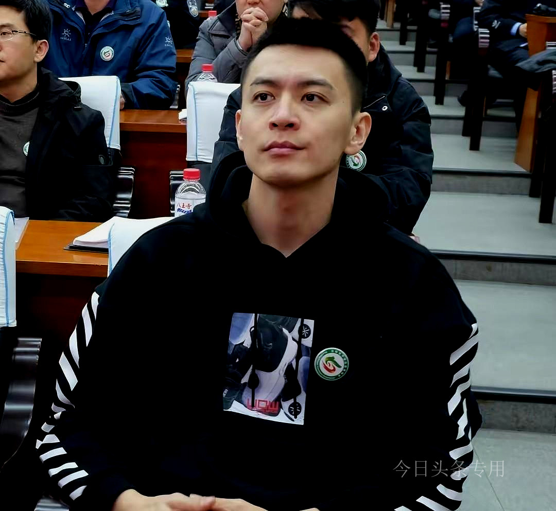 杨鸣婚变实锤疑似小三账号被扒出，曾在评论区“逼宫”原配