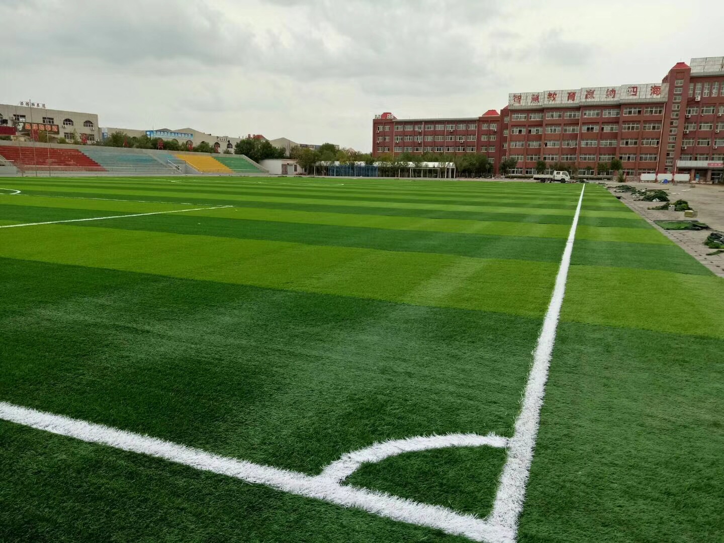学校足球场的人工草坪,学校运动场人造草坪