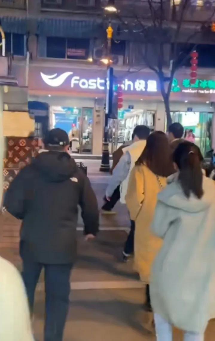 网友横店夜市偶遇张颂文,张颂文逛夜市被粉丝围堵