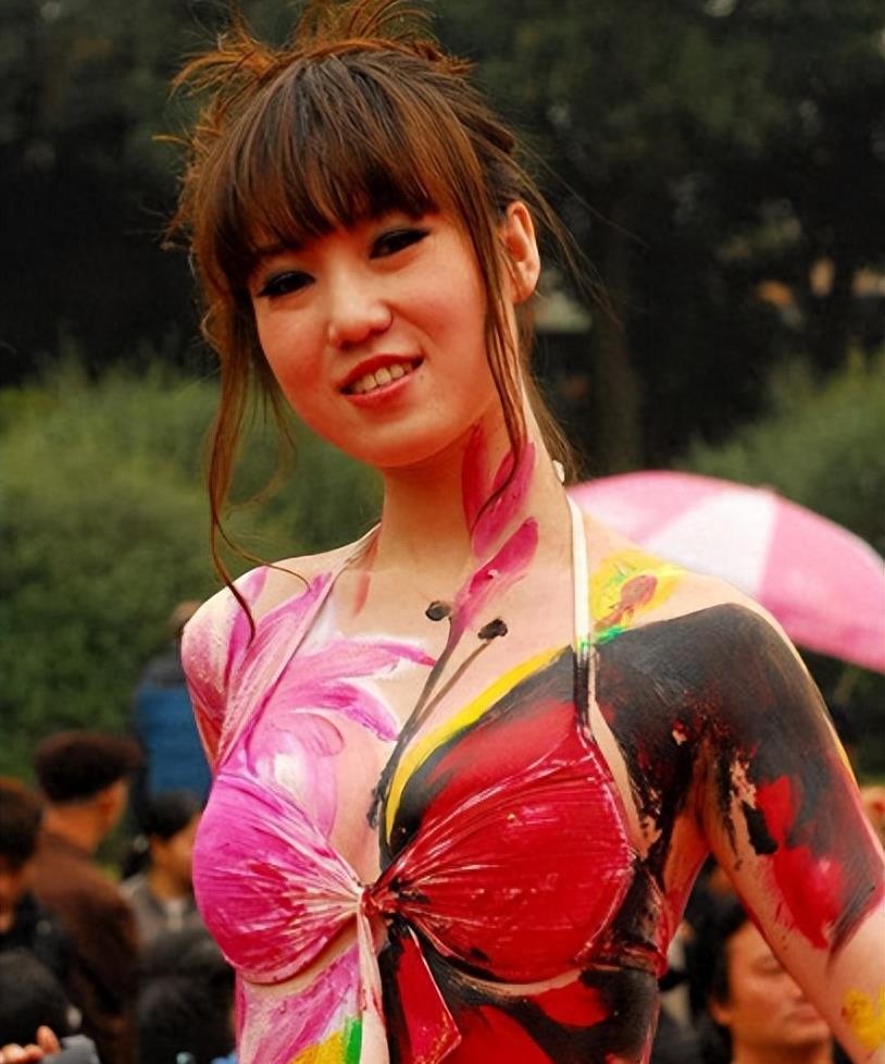 “网红模特”*筱雨张**,出道一年拍21套人体写真,现38岁仍单身未婚