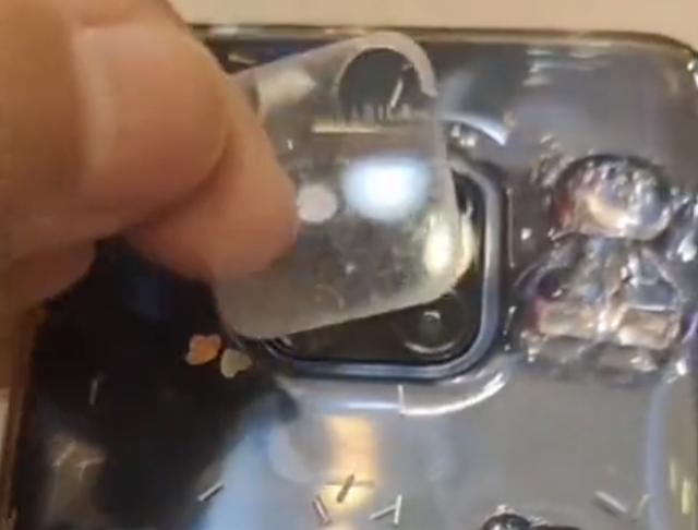 *疆新**一女子用了2年的手机，意外发现摄像头膜没撕，拍照对比绝了