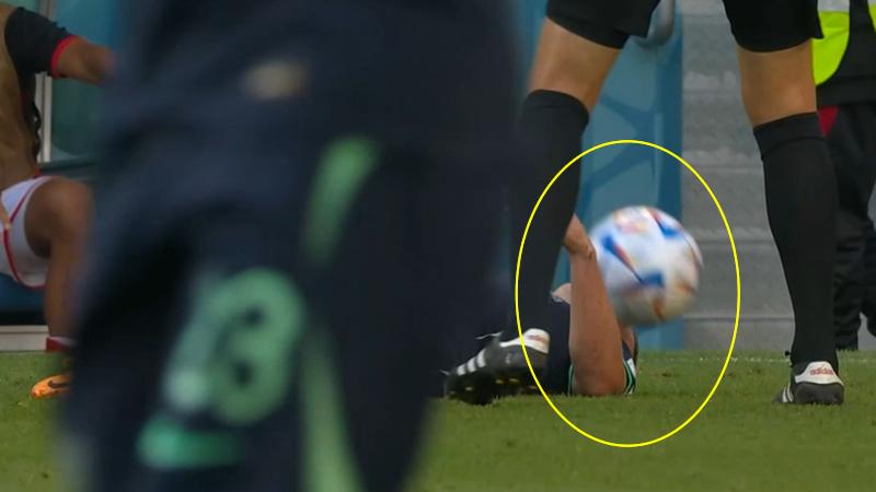 谁进我球就砸谁？世界杯进球功臣被激怒了，对手居然还偷着乐