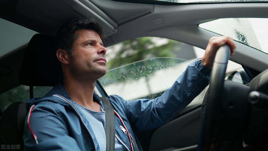 高速上没油了怎么求助司机,高速上没油了最好的方法是什么