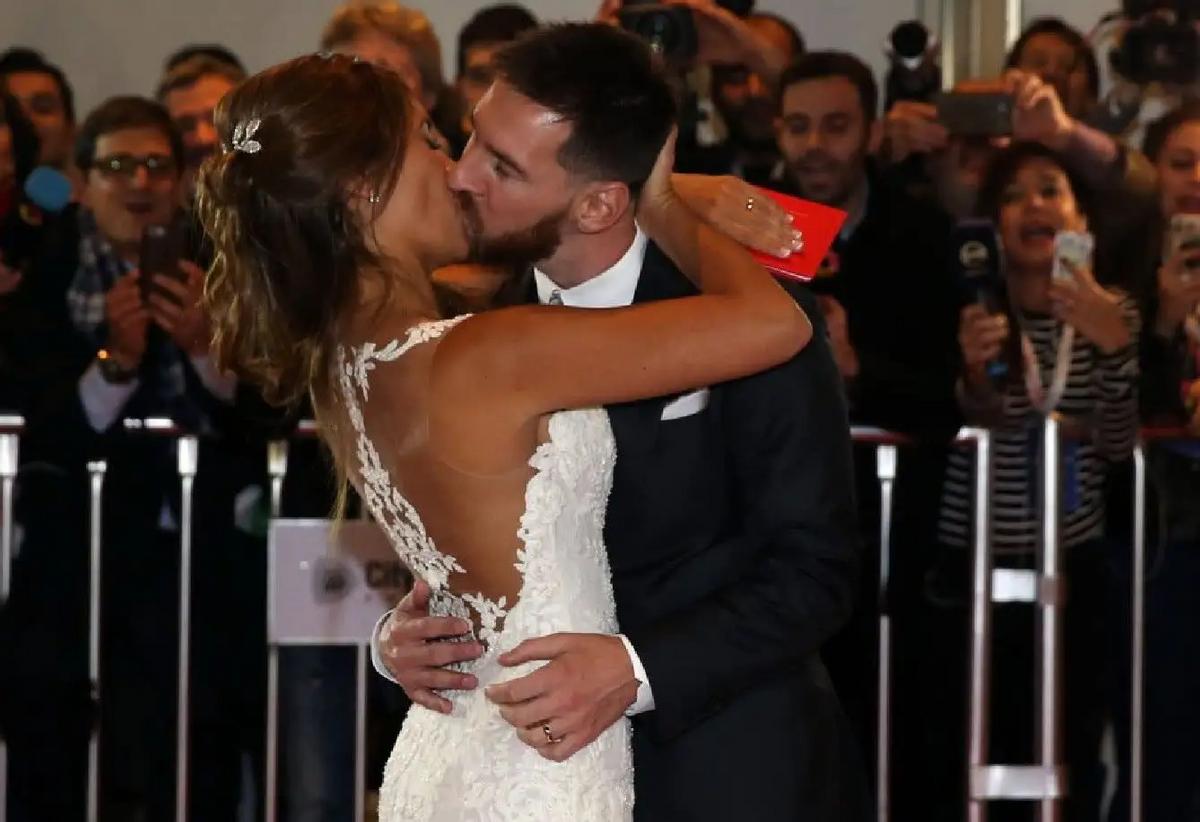 梅西妻子亮相惊艳众人,梅西妻子走红毯