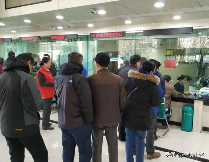 山东一男子为赚钱，花4000元开了一家假银行，引众多村民来存款