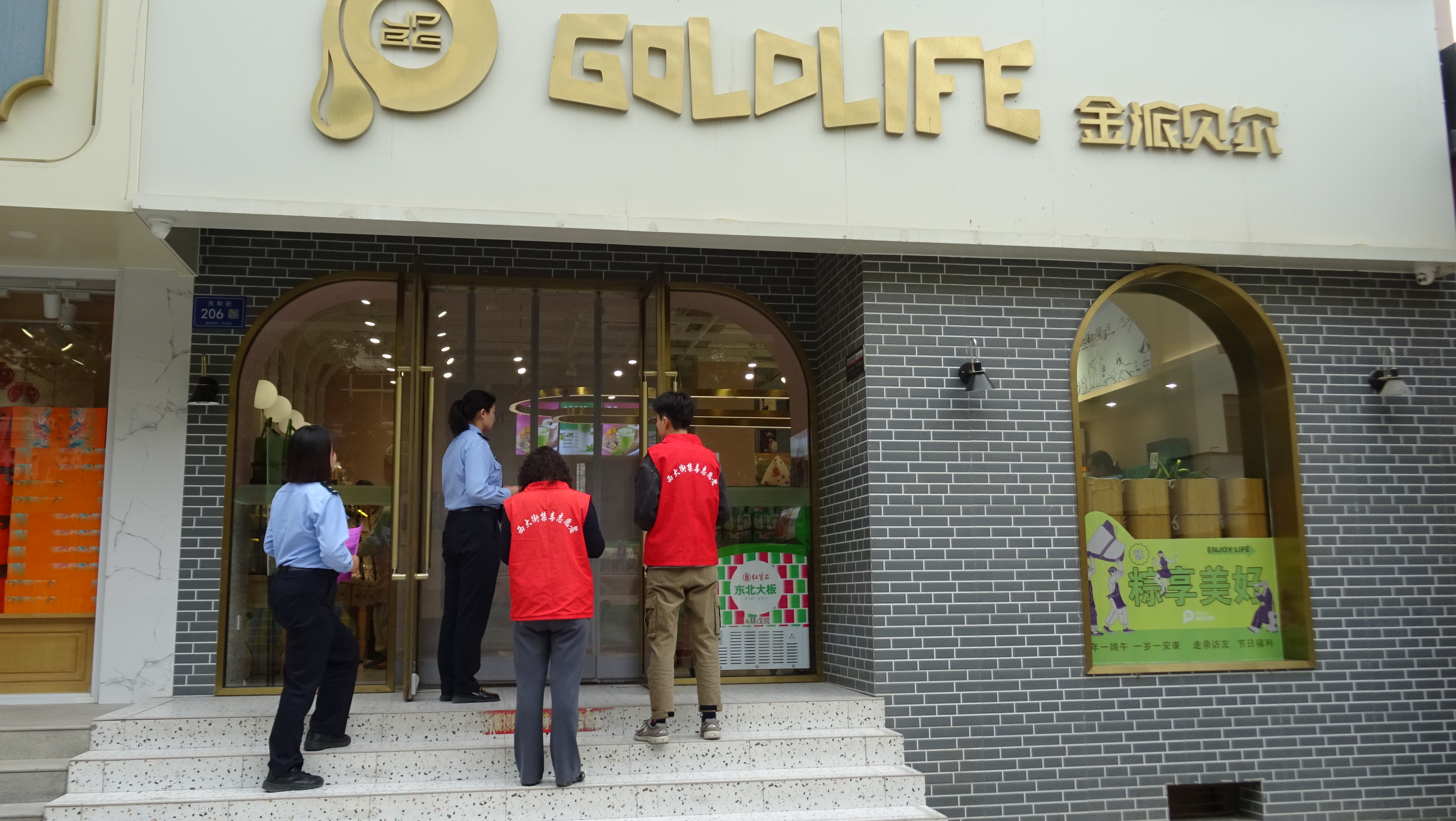 西大街东小井社区开展“短信微信不轻信账号卡号多走心”宣传活动