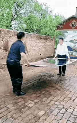 下雪天摔跤容易摔倒哪,下雪地上好滑大家注意安全