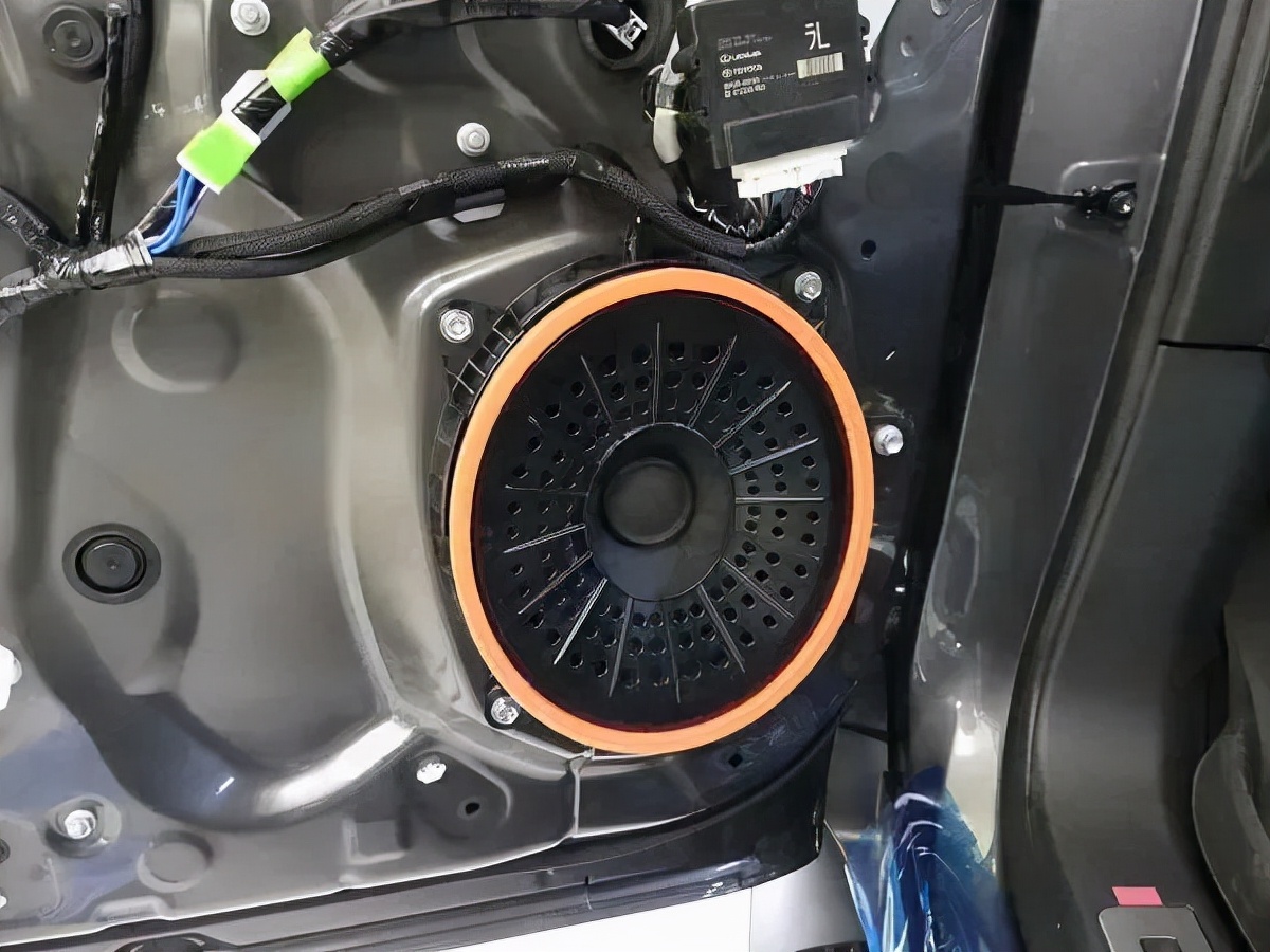 换掉原车JBL音响，丰田兰德酷路泽300升级声丽创音扬声器