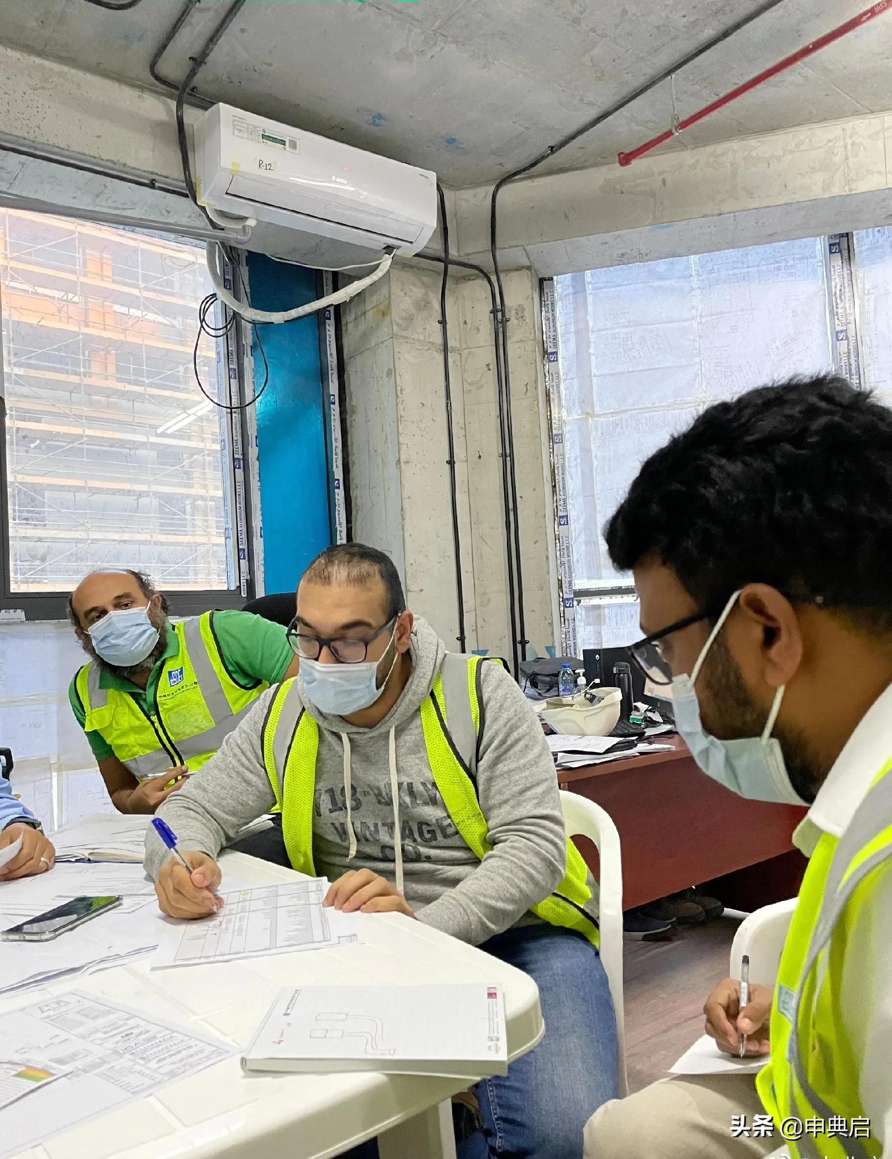 小徐是驻迪拜的中建工程师，直言“印度工人效率只有华人的一半”