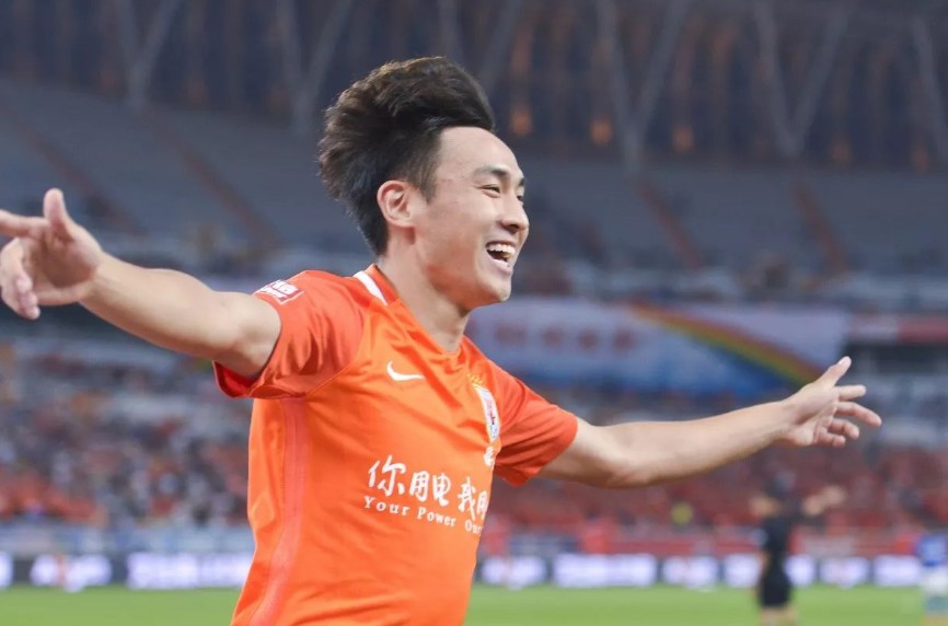 重拳出击！中超豪门下狠手，4主力更衣室除名，不留情面刮骨疗伤