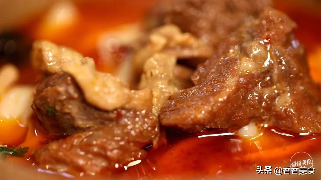 这“锅”烩面到底啥情况？咋就让人一口吃出两种风味