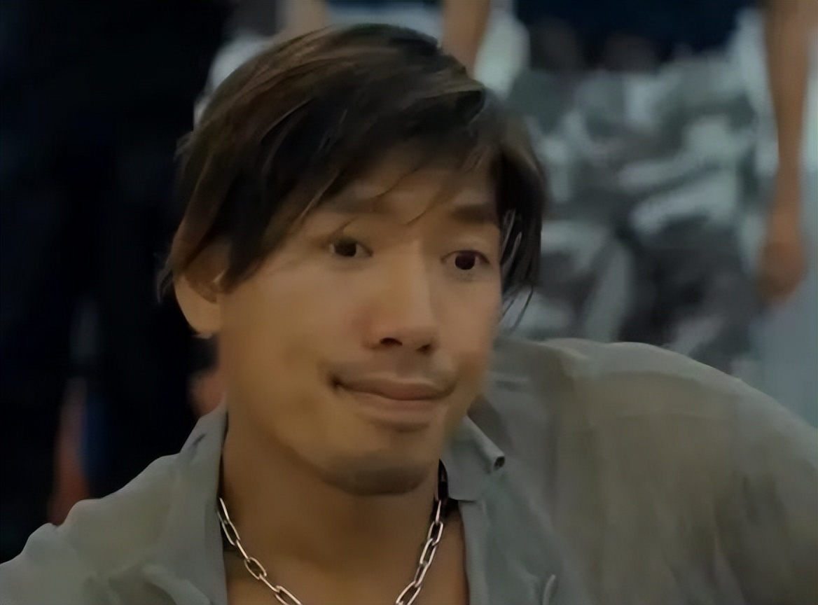 为证明吸烟无害，英国*草烟**公司让1只狗狗每天吸食30支烟，坚持3年