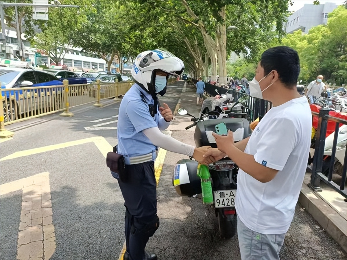男子突然晕倒在马路上警察救助,男子突然晕倒民警送救助站