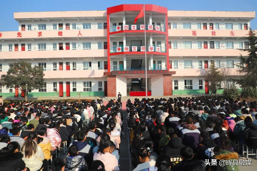 河南辉县丨法治护航成长路——市检察院走进南村镇中心校开展“送法进校园”活动