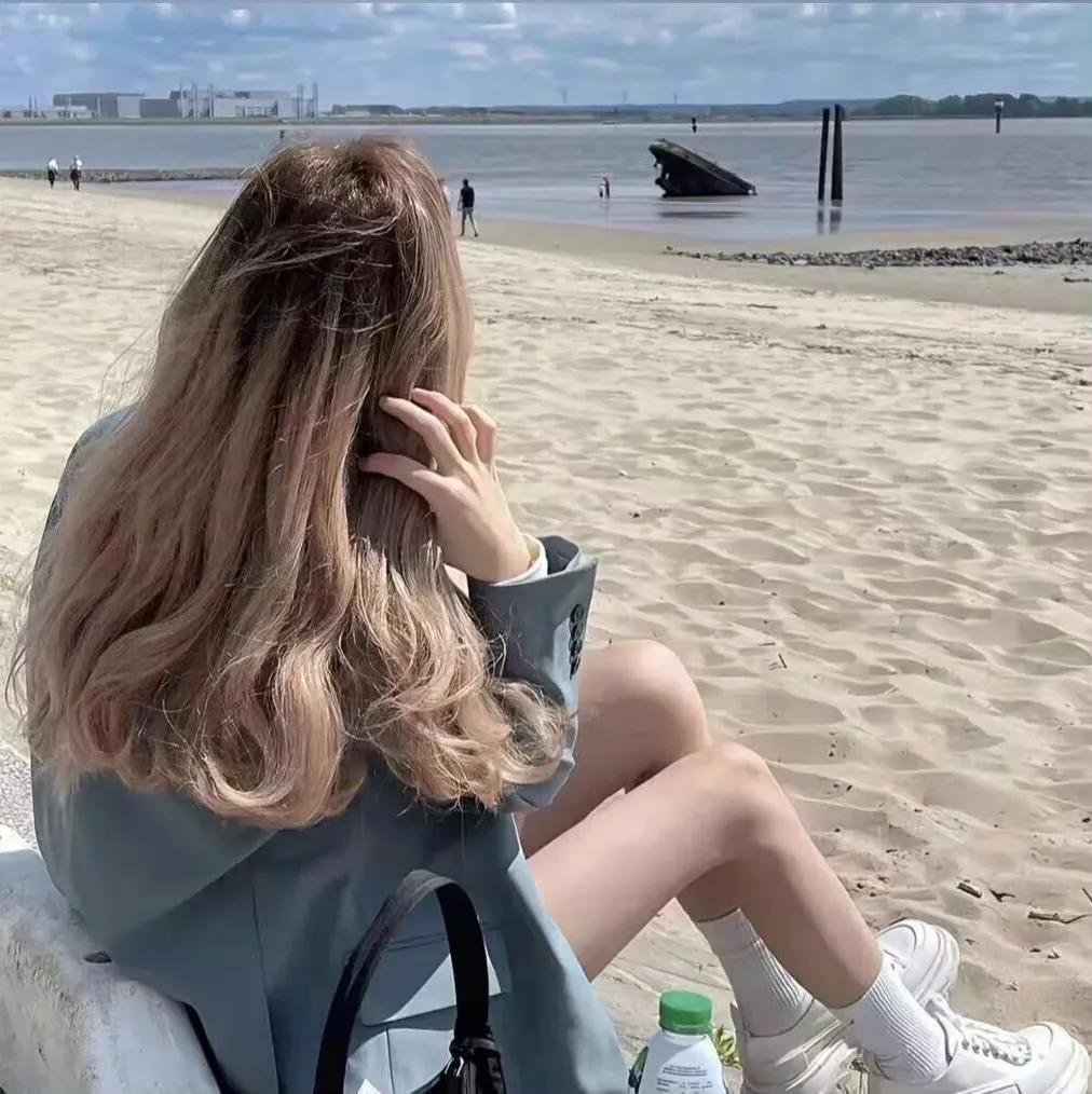 情绪文案｜“能活在自己的喜欢里，那才叫活着。”