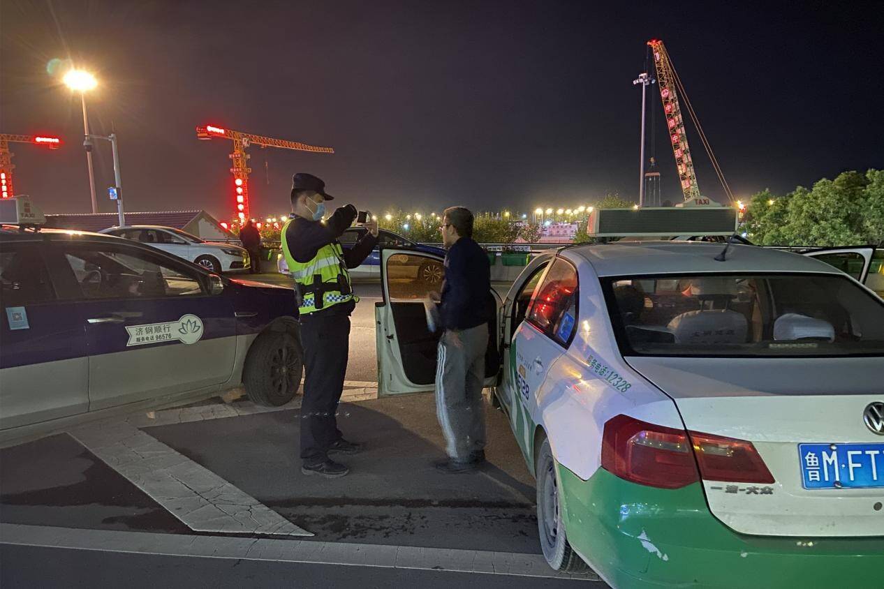 警灯闪烁护民安,我在岗位上平安我守护