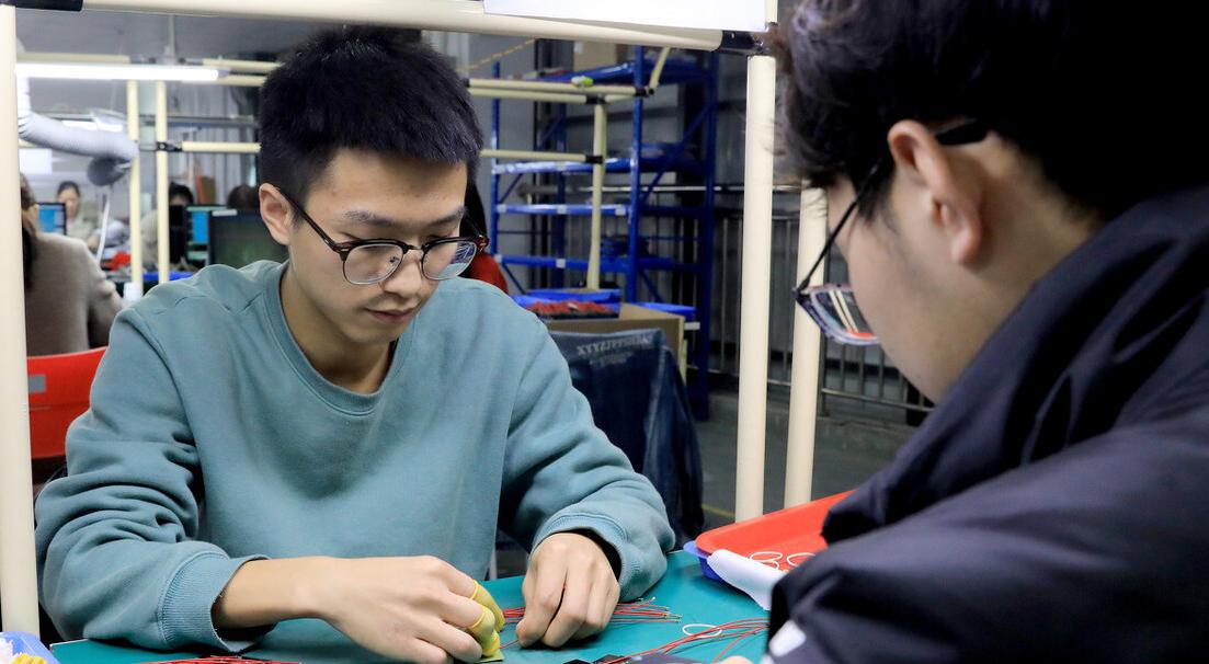 知识差距!有大学生假期涌进流水线,时薪15元!有人辅导1小时300起