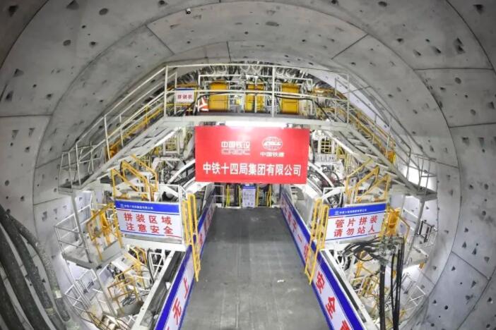 广东正在进行一个高投资项目，穿过湛江湾，长约9640米，投资30亿