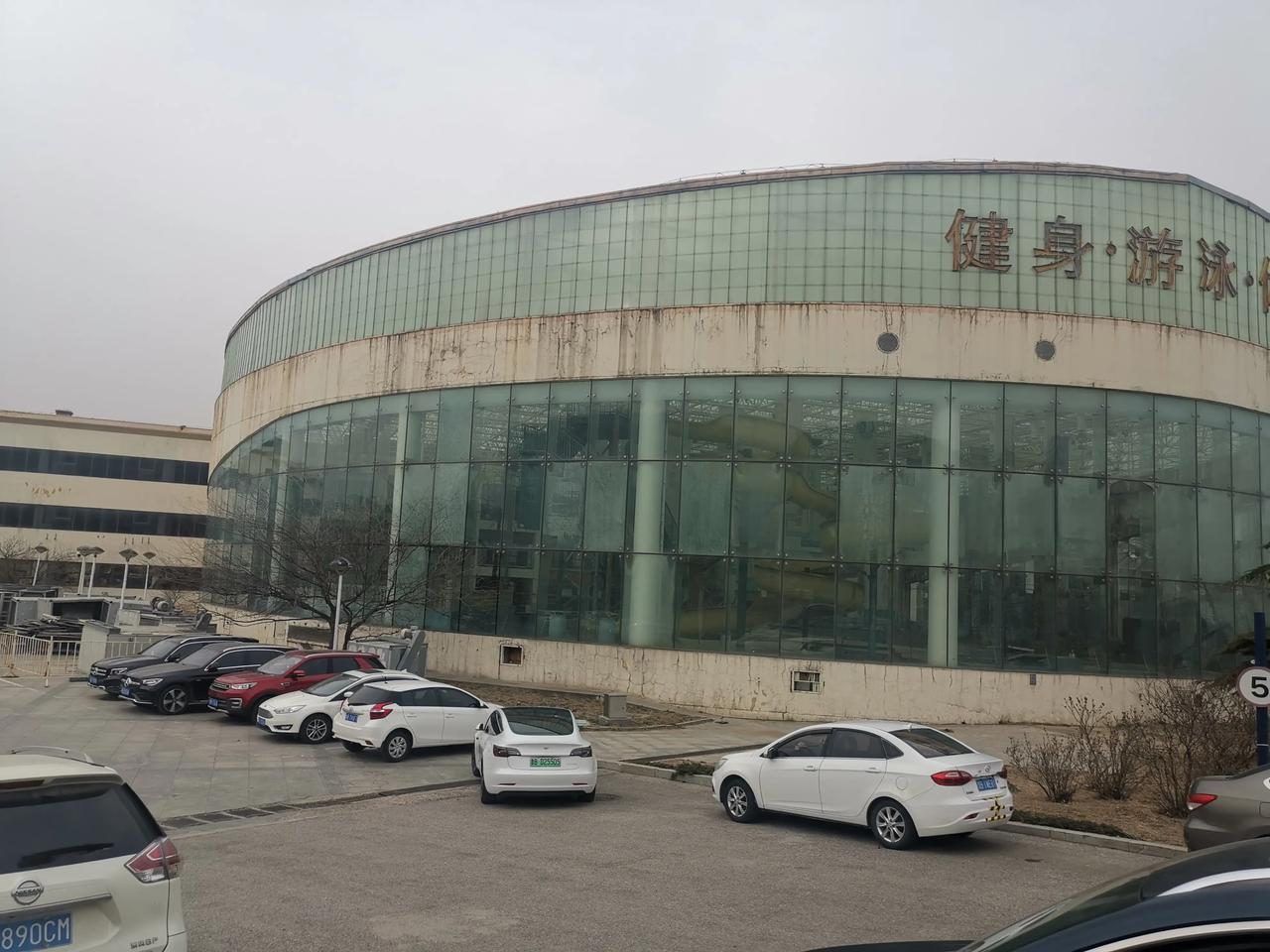 国信体育馆工程,国信体育场和青岛体育场对比