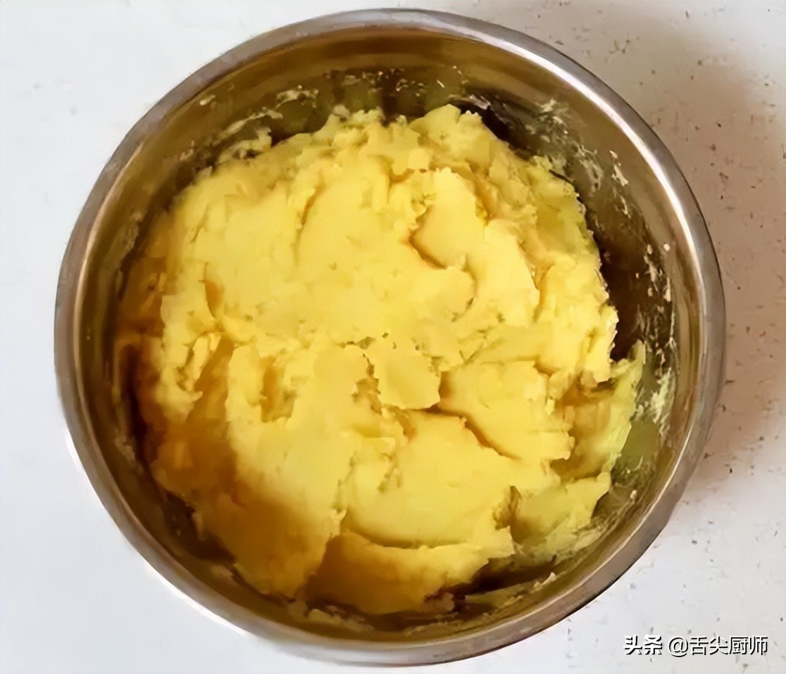 自己在家做绿豆饼，皮薄馅大，酥到掉渣，简单易做，小白一次成功