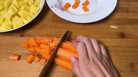 四季豆香肠焖饭电饭煲,西红柿香肠焖饭电饭煲做法