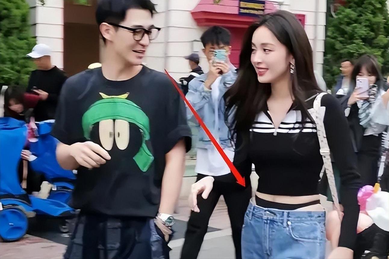 露*裤底**、露下乳、穿渔网内衣，女星们的穿着真的可以随心所欲吗？