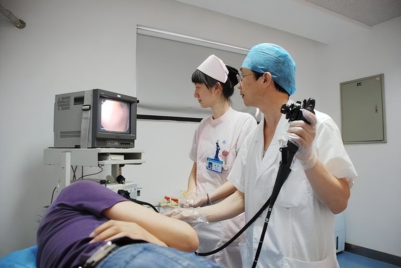 胃镜间隔多久做一次合适,胃镜多久做一次对身体有伤害吗