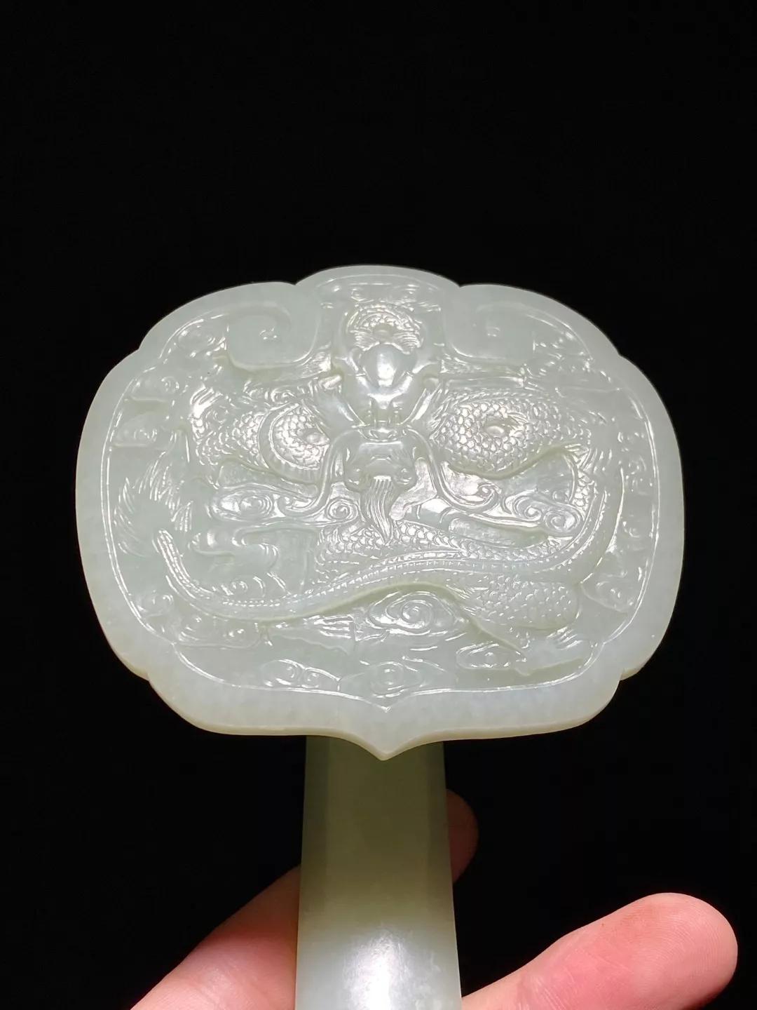 乾隆和田玉籽料八卦纹图片,清乾隆山水画玉如意