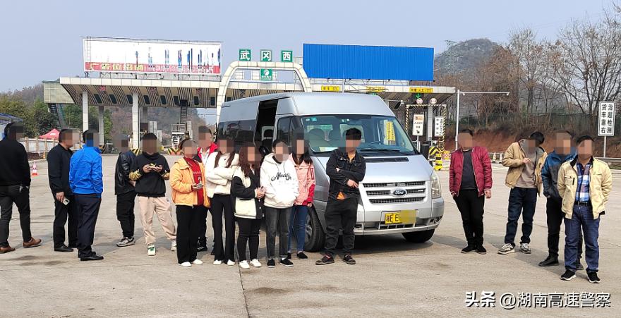 面包车超员20%以上被交警查获,9座面包车被查