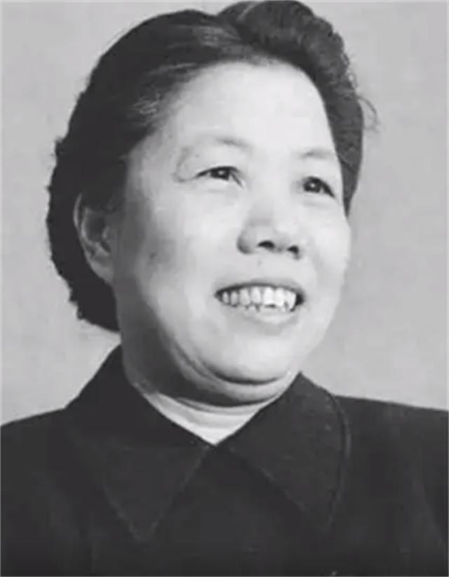 *颖超邓**去世，聂帅女儿聂力哭着扑向骨灰盒：邓妈妈再让我吻你一次