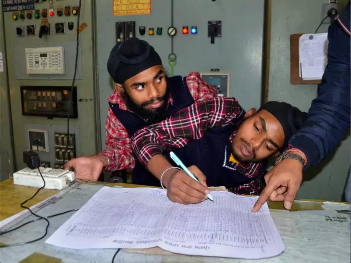 印度连体双胞胎兄弟,印度连体姐妹同嫁一个男人