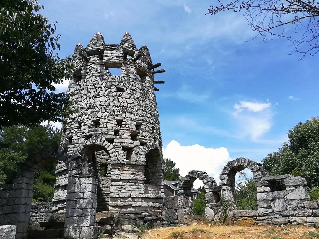 贵州80岁老人隐居深山打造古城,贵州一老人隐居在古堡30年