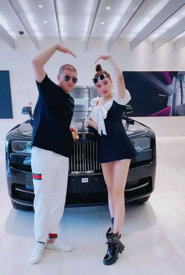 抖音90后网红富婆、日常养豹、出行包专机、到底是一种什么体验？