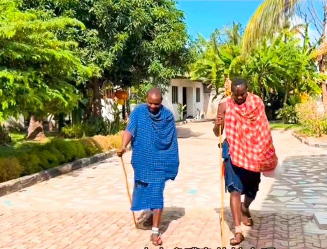 中国老板和非洲保镖去买螃蟹，1大盆螃蟹才23元，味道太好了