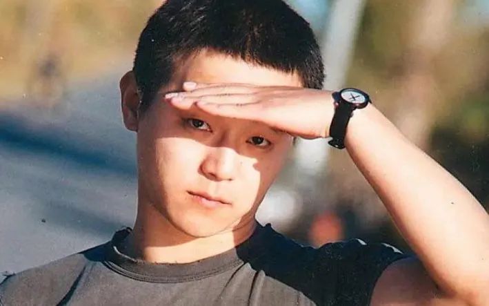 窦唯近照曝光显憔悴,窦唯现状曝光一改往日邋遢形象